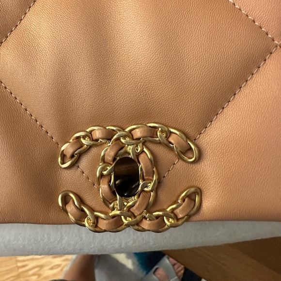 Chanel 19 large ( not maxi ) - Picture 11 of 16